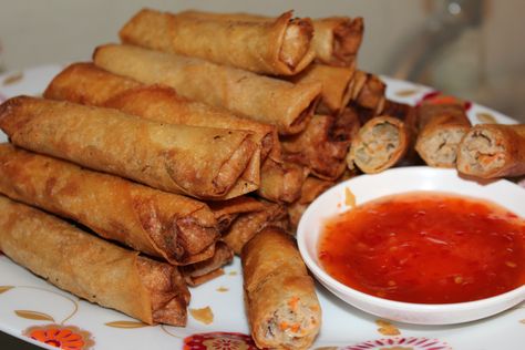 Lumpiang Shanghai Recipe, Lumpiang Shanghai, Shanghai Food, Lumpia Recipe, Chinese Appetizers, Cooking Chinese Food, Chicken Spring Rolls, Philippines Food, Spring Roll Recipe