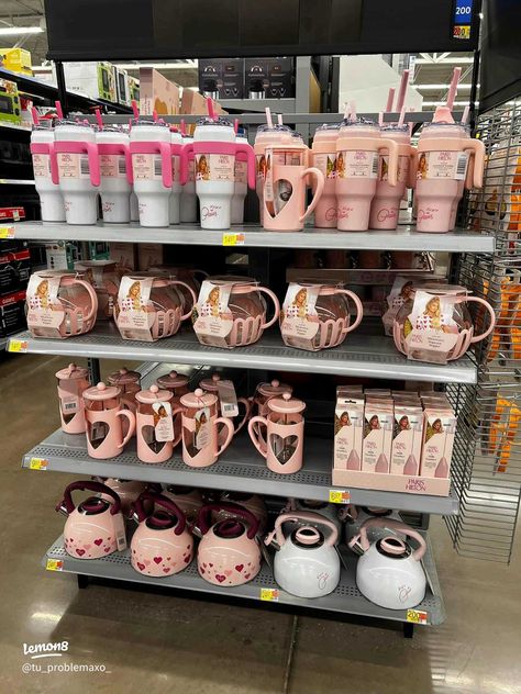 Paris Hilton Home Decor, Paris Hilton Kitchen, Paris Hilton Air Fryer, Paris Hilton Kitchen Set, Paris Hilton Cookware, Pink Pots And Pans, Sanrio Kitchen Appliances, Pink Apartment Decor, Pink Apartment