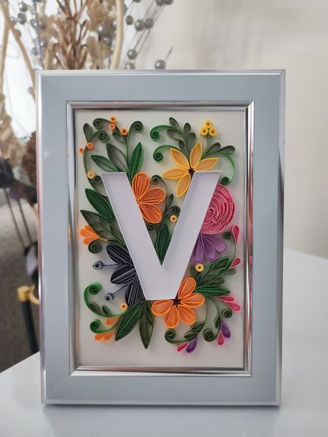 Paper Quilling Alphabet, Paper Quilling Letters Alphabet Initials, Quilling Letters Alphabet Ideas, Quilling Letters Alphabet, Hand Embroidery Letters, Quilling Flower Designs, Friendship Presents, Doodle Art For Beginners, Quilling Letters