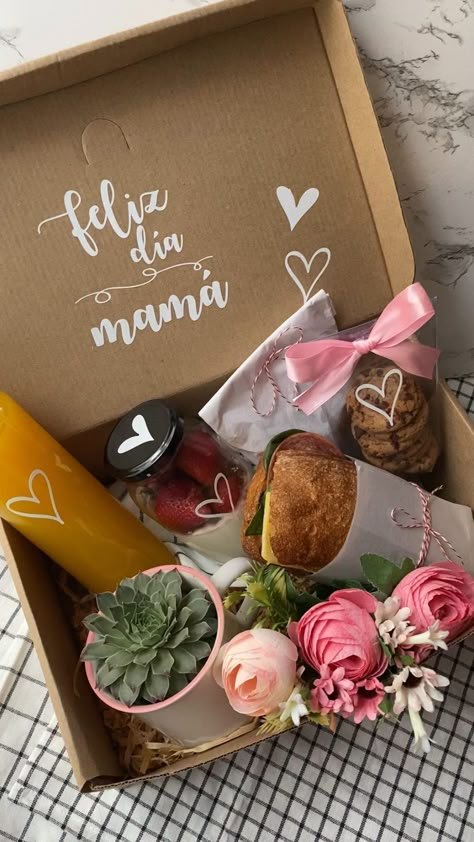 Box Desayuno, Hello Party, Breakfast Gift, Mother Days Gift, Flower Gift Ideas, Pretty Roses, Mom Day, Mothers Day Crafts, Gift Hampers