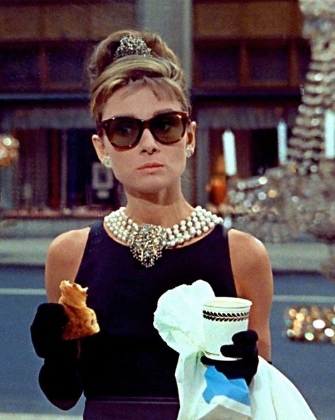 Breakfast At Tiffany's Costume, Aubrey Hepburn, Stile Kendall Jenner, George Peppard, Blake Edwards, Audrey Hepburn Photos, Holly Golightly, Audrey Hepburn Style, Hepburn Style