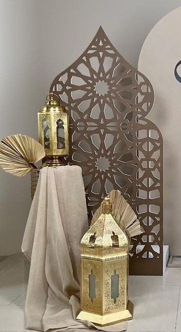 Ramadan Backdrop, Ramadan Table Setting, Ramadan Table Decor, Ramadan Table, Muslim Prayer Room Ideas, Decoraciones Ramadan, Eid Decorations, Motif Arabesque, Luxury Sofa Living Room