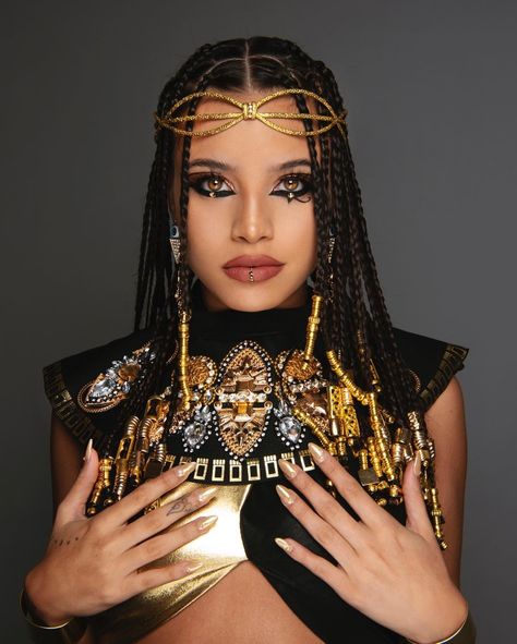 Egyptian Braids, Halloween Hair Styles, Free Hair Styles, Puff Hairstyle, Cleopatra Makeup, Cleopatra Halloween Costume, Egyptian Hairstyles, Cleopatra Halloween, Halloween Makeup Witch