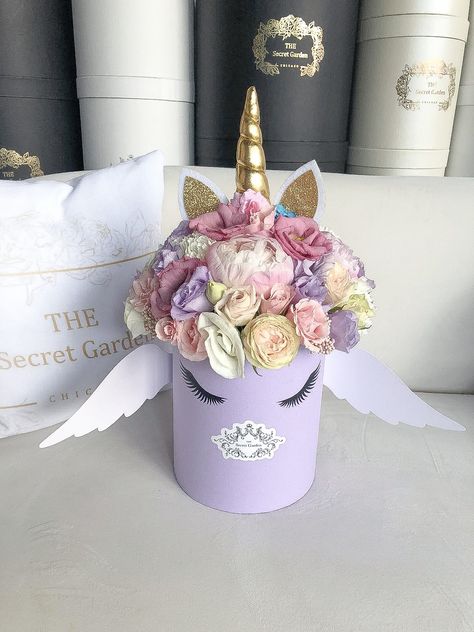 Romantic Arrangements, Ribbon Rose Bouquets, Gifts For Gf, Personalised Gifts Diy, Balloon Box, Sweet Bouquet, Flower Box Gift, Gifts Wrapping Diy, Flower Arrangements Diy