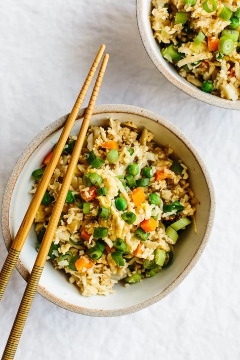 Cauliflower fried rice puts a healthy spin on a classic Chinese stir-fry recipe! Stir Fried Rice Recipe, Healthy Fried Rice, Cauliflower Rice Easy, Cauliflower Stir Fry, Cauliflower Fried Rice Recipes, Healthy Stir Fry, Paleo Friendly Recipes, Chinese Stir Fry, Making Fried Rice