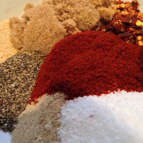 This is the best recipe for DIY Memphis-style barbeque dry rub; perfectly sweet, spicy and peppery. Dry Rub For Pork, Memphis Dry Rub, Bbq Rub Recipe, Memphis Bbq, Bbq Dry Rub, Dry Rub Recipes, Rib Rub, Spice Blends Recipes, Meat Rubs