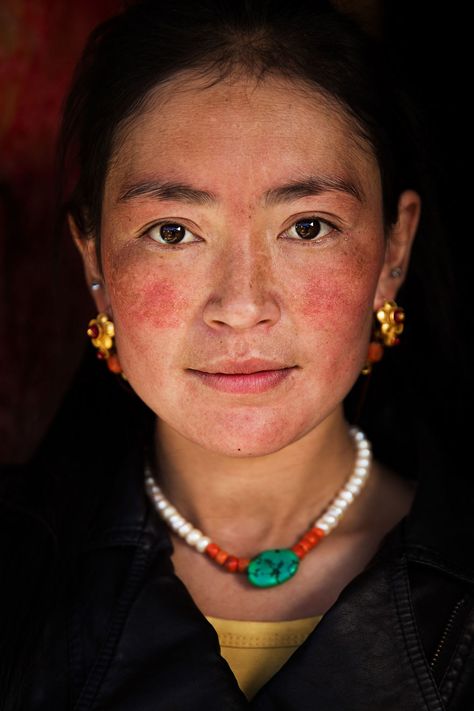 Tibetan Plateau Powerful Eyes, Tibetan Woman, Sichuan Province, Red Cheeks, Ancient Paintings, Face Drawing Reference, Photo Series, People Of The World, World Cultures