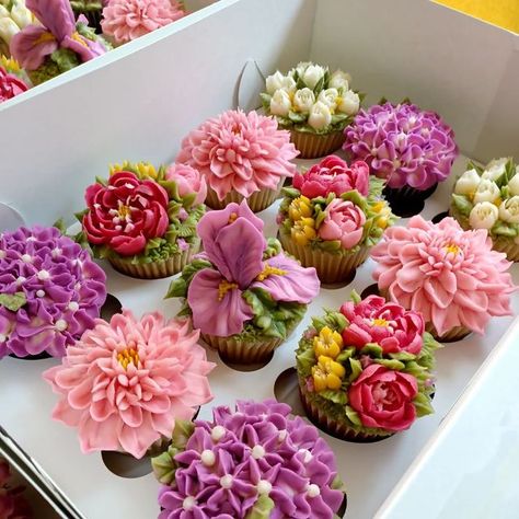 Dahlia Flower Cupcakes, Bridal Shower Flower Cupcakes, Iris Cupcakes, Dahlia Cupcakes, Decorated Desserts, Engagement Brunch, Cupcake Flowers, Cupcake Bouquets, 18th Bday