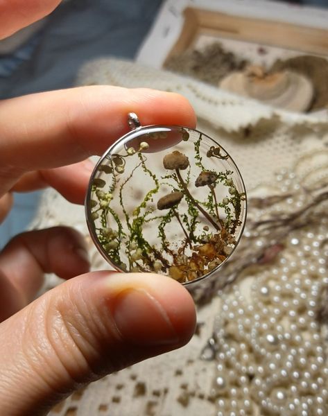 Mushroom Epoxy, Nature Cosplay, Hippy Cottagecore, Resin And Wood Diy, Fantasy Craft, Epoxy Ideas, Resin Pendants, Bone Jewelry, Resin Ideas