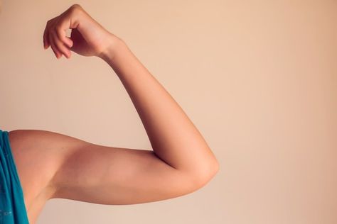 Braço feminino definido: exercícios para prevenir flacidez | treinos | ge Female Arm Flexing, Shop Board, Pinterest Shop, Glow Up?, A A, A 4, Vision Board, Bra, Tattoos