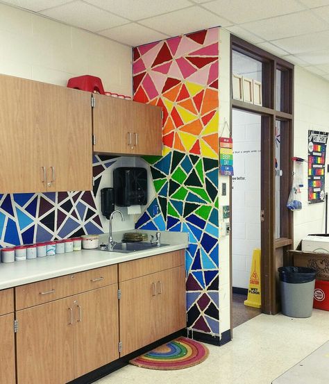 School Art Classroom Aesthetic, Art Classroom Door Decoration, Art Classroom Wall Painting, Elementary Art Classroom Ideas, Art Classroom Setup Elementary, Art Teacher Classroom Decorations, Art Room Decorations, Art Classroom Mural, Kindergarten Art Classroom