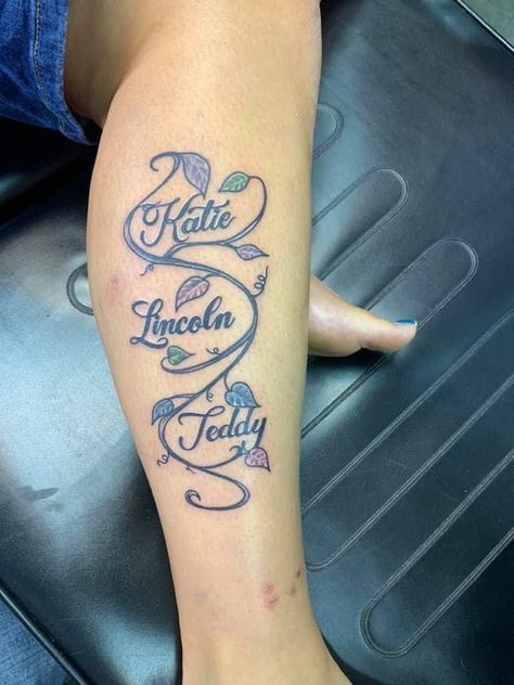 Tattoos With Kids Names For Moms Boys, Leg Name Tattoos For Women, Multiple Names Tattoo, Tattoo Ideas With Names Design, Tattoo Ideas For Your Kids Names, 4 Name Tattoo Ideas, Tattoos That Represent Your Kids, Tattoos Grandchildren, Tattoo Ideas Kids Names Unique