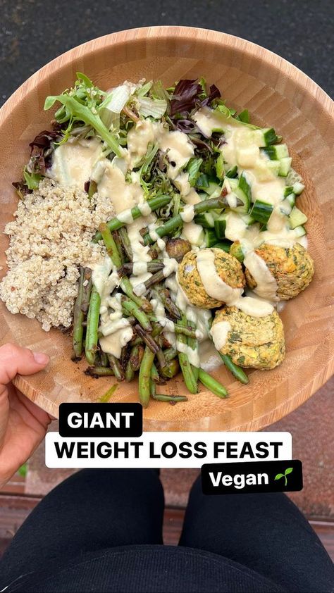 Ami Vegan Weightloss Made Easy(@broccoli_mum) on Instagram: Easy GIANT Weight Loss Lunch Whole foods, delicious & low calorie density!! I need a fast throw together lunch on a busy day with my kids. I need it to be low calorie density, GIGANTIC and also frikkin good So I made some courgette falafels yesterday (recipe is coming out on my YouTube video tonight!) and I only had 3 left. Alone they definitely wouldn’t satisfy me!So I bulked it out…1 huge bag of salad, chopped1/2 a cucumber, slice Low Calorie Plant Based Meals, Low Calorie Vegan Meals, Broccoli Mum, Beans Sprouts, Calorie Density, Low Calorie Vegan, Easy Broccoli, Starch Solution, Low Calorie Dinners