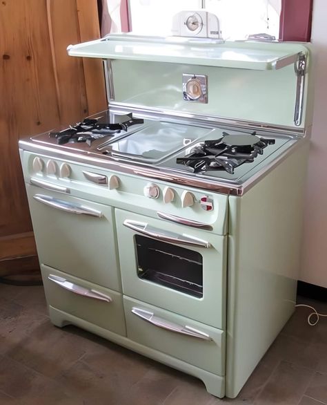 Retro Stove, Small Stove, Vintage Stoves, Home Idea, Stove Top, Stove, Home Interior, Home Interior Design, House Interior