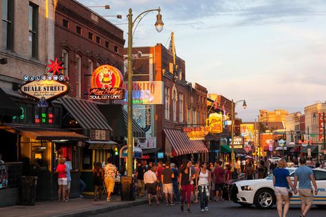 Try the world-famous Memphis barbecue with our foodie’s guide to the 10 best BBQ joints and restaurants in Memphis, from the celebrated to the little-known. Beale Street Music Festival, Memphis Restaurants, Beale Street Memphis, Bbq Sliders, Memphis Bbq, Peabody Hotel, South Usa, Beale Street, Bbq Restaurant