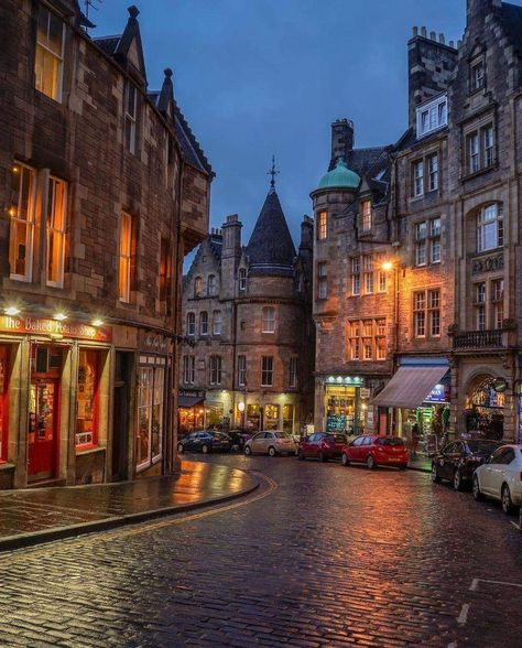 Chateau France, Edinburgh Scotland, City Aesthetic, Pretty Places, Travel Aesthetic, Cool Places To Visit, Old Town, Edinburgh, Beautiful Photo