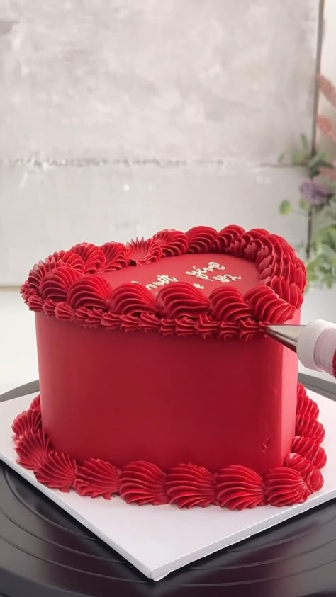 Heart Shaped Cakes With Bows, Different Cakes Designs, Valentine Cake Videos, Chantilly Cake Decoration Birthdays, Heart Shape Cupcakes Ideas, Male Cake Designs Birthday, Heart Cake With Macarons, Romantic Cake Design, Sheri Wilson Cakes