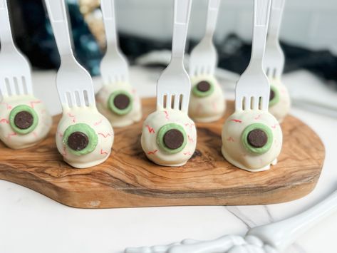 Spooky Eyeball Cake Pops Recipe – Gluten-Free Strawberry Cake for Halloween Parties - Healthy Holme Halloween Eyeball Treats, Eyeball Treats Halloween, Eyeball Treats, Eyeball Cakepops, Gluten Free Strawberry Cake, Eyeball Cake, Eyeball Cake Pops, Cake For Halloween, Eyeball Sprinkles