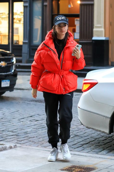 #EmilyRatajkowski stepped out in #NewYorkCity wearing a red #puffer #coat that she paired with #sweatpants, #sneakers, and a #turtleneck—the perfect off-duty look for the #supermodel. Tap for more details. Pilot Fashion, Ratajkowski Style, Puffer Outfit, Red Puffer Coat, Emily Ratajkowski Style, Red Puffer Jacket, 2022 Style, Winter Inspiration, Red Puffer