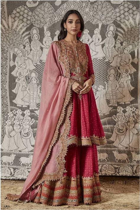 Is it your first Karwa Chauth and you’ve gone through all of your Instagram feed and searched but haven’t had any luck in deciding about your Karwa Chauth dresses? Fear not, take a look at this one! Lehenga Embroidery Design, Lehenga Embroidery, Orang India, Bridal Lehenga Online, Maharani Designer Boutique, Gaun Fashion, Salwar Kamiz, Desi Clothes, Dress Design Patterns