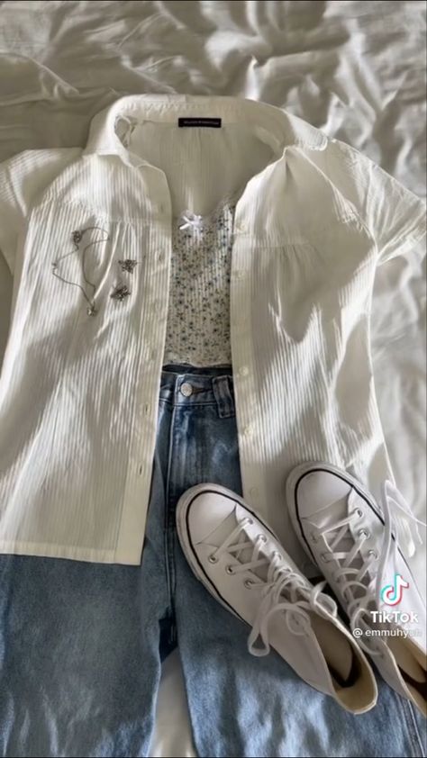 Glitz Outfit, Glam And Glitz, Simple Glam, First Day Back To School, School Outfit Ideas, Tell Your Story, Swaggy Outfits, Simple Trendy Outfits, 인물 사진