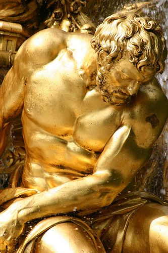 Versailles jardin, bosquet de l'arc de Triomphe Gold Sculpture Art, Golden Statue, Gold Statue, Gold Aesthetic, Yellow Aesthetic, Gold Rush, Sculptures & Statues, Greek Mythology, Versailles