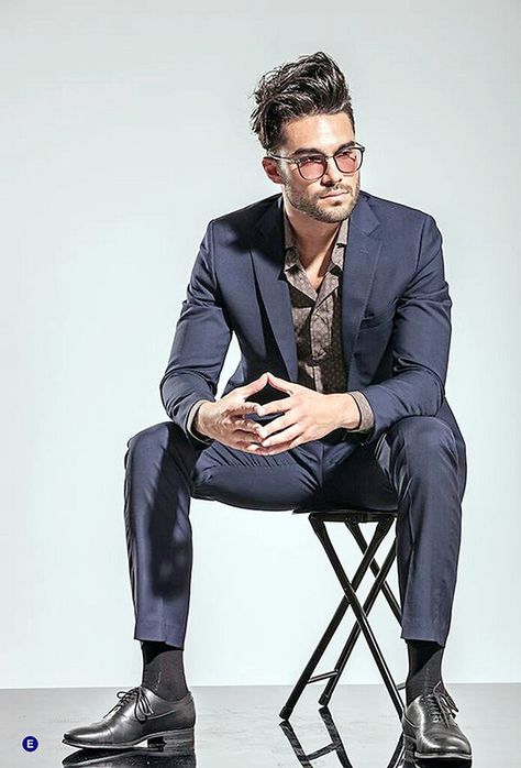 Men Suit Fashion, Chair Pose, Mens Photoshoot Poses, Male Models Poses, Studio Poses, Men Photoshoot, Professional Men, Sitting Poses, Man Sitting