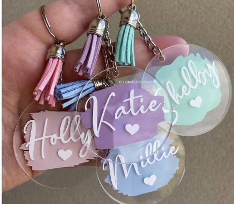 Acrylic Name Keychain, Personalised Keyrings, Idee Cricut, Name Keychain, Acrylic Keychains, Diy Craft Tutorials, Keychain Design, Cricut Craft Room, Friend Gifts