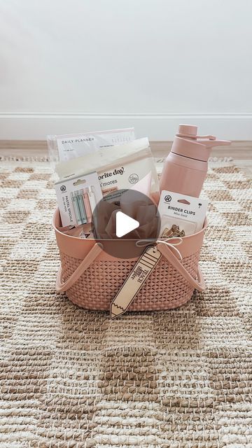 143K views · 7.2K likes | Jen Alvarez • Home Decor on Instagram: "Teacher gift basket for back to school ✏️ Comment    “shop” & I’ll send you the  link to shop this post to your inbox 🤍       It’s almost that time again & I love giving my kids teachers a gift at the start of every school year - here’s what I included in this basket:    + notepad to-do list   + my fav gel pens   + pretty binder clips   + snacks   + water bottle      Link in bio to shop this post on my @shop.LTK //  https://liketk.it/4eNfa            #liketkit  #ltkunder50 #ltkunder25 #teachergifts #giftbasket #teachergift #backtoschool #ltkhome #ltkfamily #amazonfinds #amazomprime #amazonmusthaves #ltkbacktoschool #neutraldecor" Basket For Teacher Gift, Lunch Bag Gift Basket Ideas, Back To School Gift Basket For Teens, Teacher Gift Basket Ideas, Back To School Basket, Teacher Gift Basket, Mentor Teacher, Teacher Gift Baskets, Girl Gift Baskets