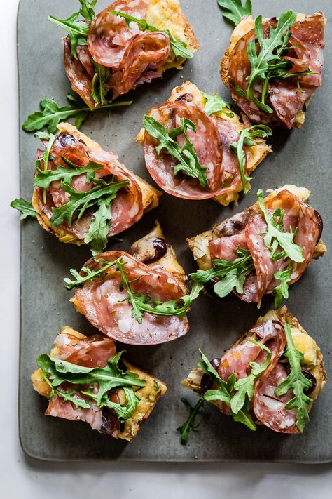 Loaded Smoked Gouda Garlic Bread #garlicbread #fathersday #recipe #snack Make Garlic Bread, Small Appetizers, Garlic Bread Recipe, Baking Bread Recipes, Quick And Easy Appetizers, Smoked Gouda, Summer Appetizer, Thanksgiving Appetizers, Entertaining Recipes