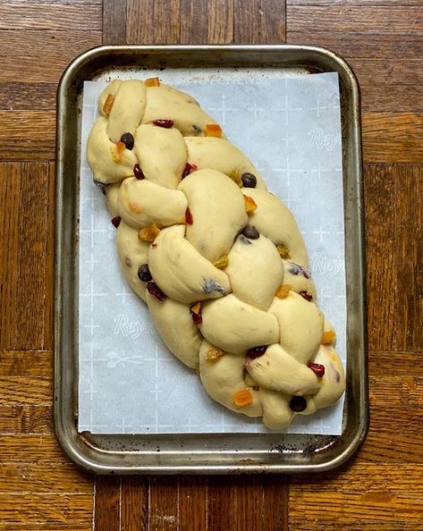 Panettone Challah Shabbat Dinner, Braided Bread, Golden Raisins, Dried Apricots, Sweet Bread, Challah, Bread And Pastries, White Flour, Dried Cranberries