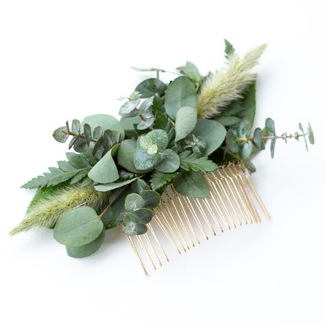 DIY greenery comb for your hair or your bridesmaids! - DIY HAIR COMB - Who wouldn’t wear flowers in their hair?! It just adds an extra dose of whimsical romance to your wedding day look. And they are super simple to make, too! Eucalyptus Hair Crown, Flower Combs Wedding Hair, Diy Hair Comb Wedding, Diy Floral Hair Clip, Eucalyptus Hair Comb, How To Make Flower Hair Comb, Diy Flower Comb, Diy Floral Hair Comb, Diy Floral Hair Pins