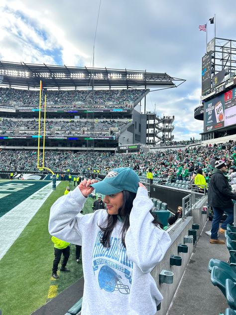 nfl game inspo / outfit photo Nfl Game Poses, Nfl Game Instagram Pictures, Nfl Winter Game Outfit, Eagles Football Outfit Women, Nfl Wag Aesthetic, Cold Nfl Game Outfit, Football Game Outfit Nfl, Nfl Football Game Outfit, Football Game Pictures