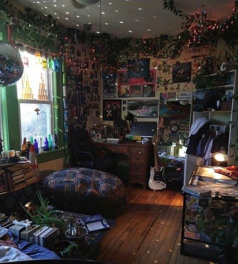 Slip Room Ideas, Hipster House Decor, Crowcore Room Ideas, Goblincore Bedroom Grunge, How To Live Like Its The 80s, Room Inspo Cozy Grunge, Dark Maxamilist Bedroom, Grunge Bedroom Ideas For Small Rooms, Vintage Core Room