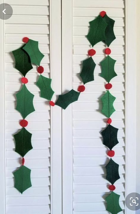 Homemade Christmas Decorations, Berry Garland, Felt Christmas Decorations, Office Christmas Decorations, Christmas Poinsettia, Christmas Classroom, Easy Christmas Crafts, Christmas Flowers, Christmas Ornament Crafts