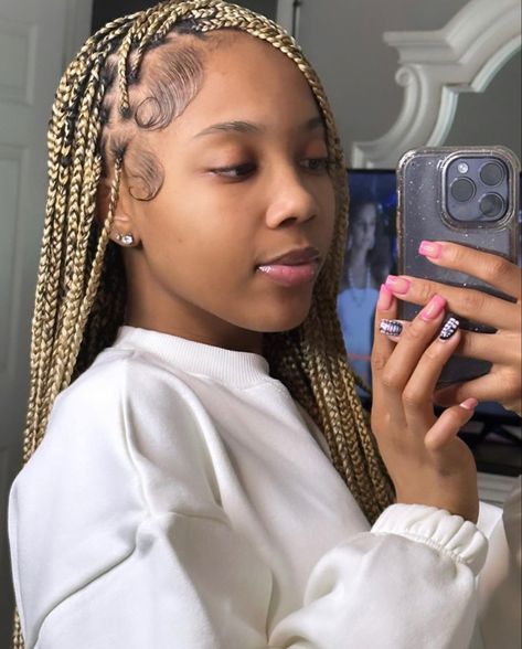 Braiding With Nails, Knotless Braids With Dramatic Edges, Dramatic Edges With Braids, Braids For Black Women Blonde, Short Blonde Braids, Blonde Knotless Braids Black Women, Colored Knotless Braids, Blonde Braids Black Women, Color Knotless Braids