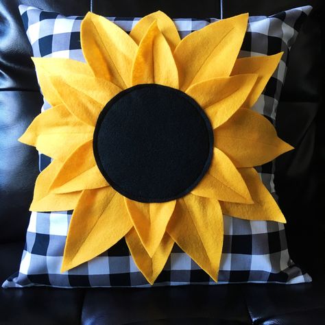 How to Make a Sunflower Pillow - Simple Simon and Company Spring Sewing Projects, Deco Pillows, Sunflower Season, Spring Pillow, Sunflower Crafts, Spring Sewing, Sunflower Pillow, Sunflower Quilts, Felt Pillow