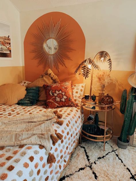 Orange and yellow tones for the decor of this bedroom. Arches and lines painted on the wall Yellow And Orange Room, Orange Yellow Bedroom, Orange Bedroom Walls, Kids Bedroom Makeover, Orange Rooms, Moroccan Bedroom, Yellow Bedding, Yellow Room, Bedroom Orange