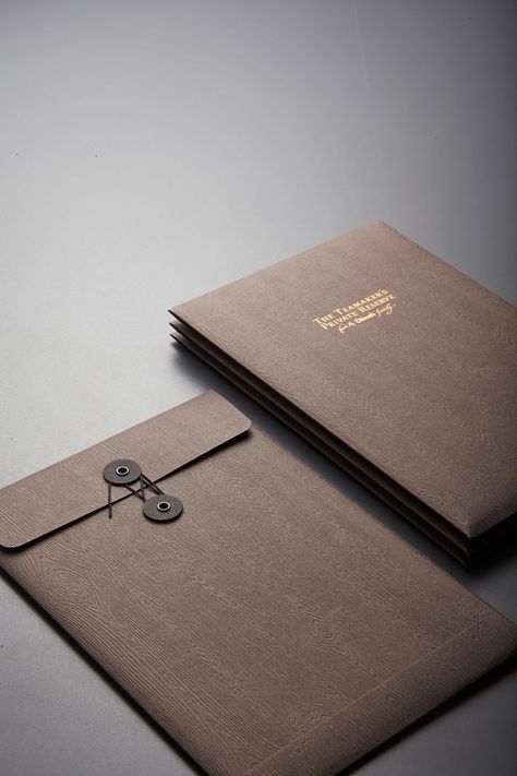 Branded Folder Design, Envolpes Design, Paper Folder Design, Creative Envelope Design Ideas, Photography Packaging Ideas, Brochure Packaging, Envelope Photography, Folder Design Ideas, Envelope Design Ideas