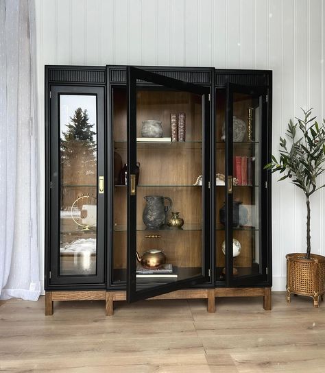 || AVAILABLE || Vintage Drexel Heritage, “passage” display cabinet in campaign style🤩 Recessed brass hardware with backplate. Excellent quality, exceptional craftsmanship. Glass shelves are extremely sturdy! Soft black and muted, medium brown toned oak with a bit of texture. Would be perfect in a neutral room for an in house library with books and bit of a decor😍 Measures 54” w x 16” d x 58” h. Located in Elrose, Saskatchewan. Delivery available- Saskatchewan and Alberta wide. Send a... In House Library, Hardware With Backplate, House Library, House Planning, Furniture Flips, Drexel Heritage, Neutral Room, Brown Paint, Home Libraries