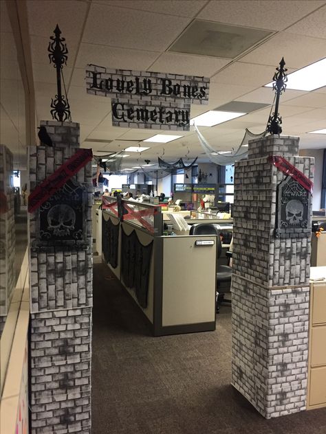 Office Cemetery gate!!! Office Graveyard Decorations, Ceiling Halloween Decorations, Cubicle Halloween, Cubicle Halloween Decorations, Halloween Gate, Halloween Cubicle, Cemetary Decorations, Spooky Door, Office Halloween Decorations