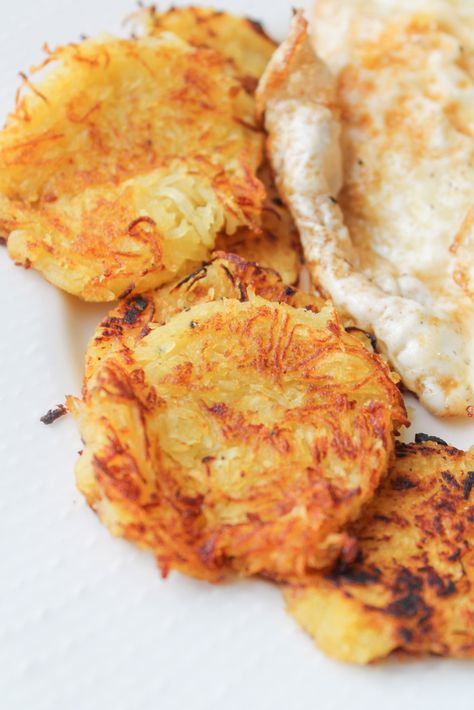 Spaghetti Squash Hash Browns (vegan and gluten free). Only 90 calories per serving! Brilliant way to use up your leftover cooked spaghetti squash. Super easy recipe. (vegan and gluten free) Hashbrown Potatoes, Squash Patties, Spaghetti Squash Recipes Healthy, Spaghetti Squash Recipes, Hash Browns, Squash Recipes, Idee Pasto Sano, Spaghetti Squash, An Egg