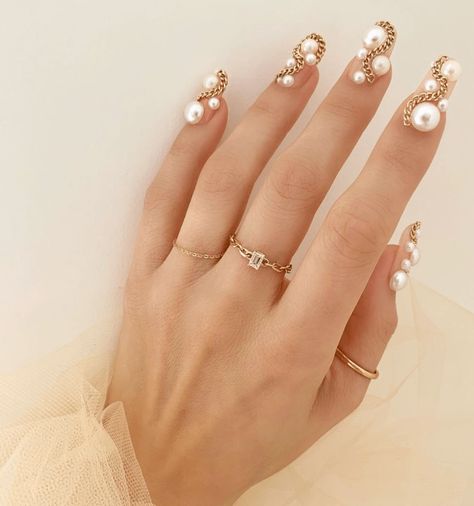 Nails With Chain, Fingernail Shapes, Embellished Nails, Vintage Wedding Nails, Black And Nude Nails, Rounded Acrylic Nails, Golden Nails, Vintage Nails, Nude Nail Designs