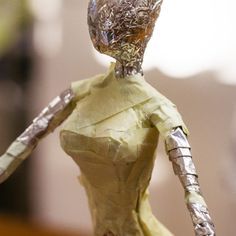 After padding with aluminum foil, then wrap with masking tape to porvide added strength. Paper Mache Projects, Paper Mache Dolls, Wire Art Sculpture, Paper Mache Clay, Paper Mache Art, Paper Mache Sculpture, Paper Mache Crafts, Tin Foil, Polymer Clay Dolls