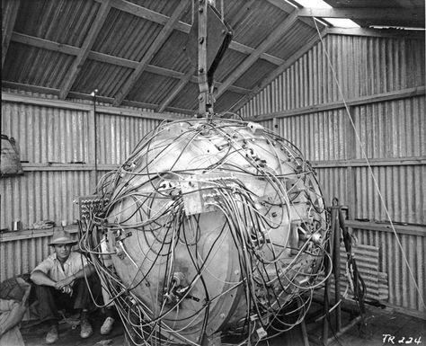 The Gadget, the first atomic bomb, 1945 History Articles, Nuclear Test, Rare Historical Photos, Manhattan Project, Historical Moments, E Mc2, Story Of The World, Historical Images, Nagasaki