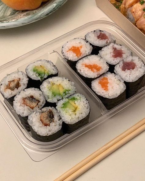 Cute Aesthetic Food, Sushi Aesthetic, Food Japanese, Food Sushi, Cute Snacks, Food Recepie, Aesthetic Cute, Japanese Aesthetic, Cute Aesthetic