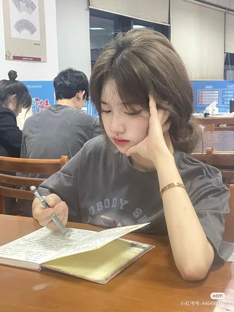 Korean Student, School Inspiration, Korean Aesthetic, Study Hard, School Motivation, Poses For Pictures, Study Motivation, Ulzzang Girl, Pose Reference