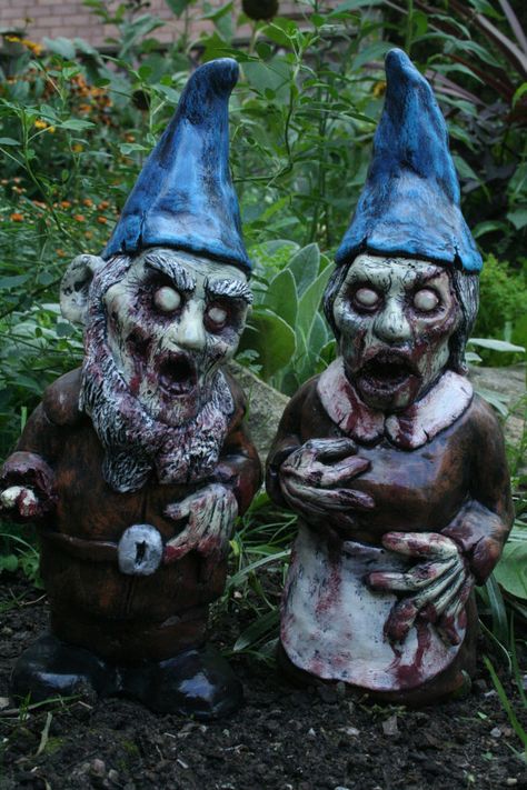 zombie gnome Zombie Garden, Walking Dead Zombies, Pet Cemetery, Garden Gnomes Statue, Gnome Statues, Horror Decor, Halloween Garden, Garden Gnomes, Zombie Halloween