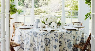 Round Tablecloth Ideas Dining Rooms, Round Tablecloth Ideas, Breakfast Room Ideas, Chinoiserie Dining Room, Tablecloth Ideas, Aerin Lauder, Kitchen Decor Modern, Hamptons House, Pencil And Paper