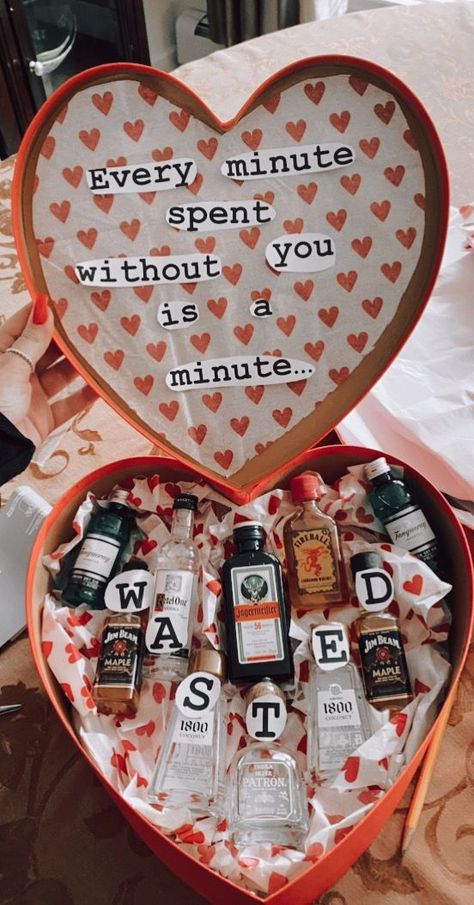 Vday Gift Ideas For Him, Mens Birthday Baskets, Vday Gift For Boyfriend, Boyfriend Birthday Shoes, Valentine Gifts For Boyfriend Romantic, Valentines Craft Gift For Boyfriend, 21st Birthday Gifts For Men, Men Vday Gift Ideas, Christmas Gift Inspo Best Friend